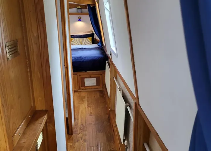 Cosy Canal Boat In Little Venice For Family & Friends